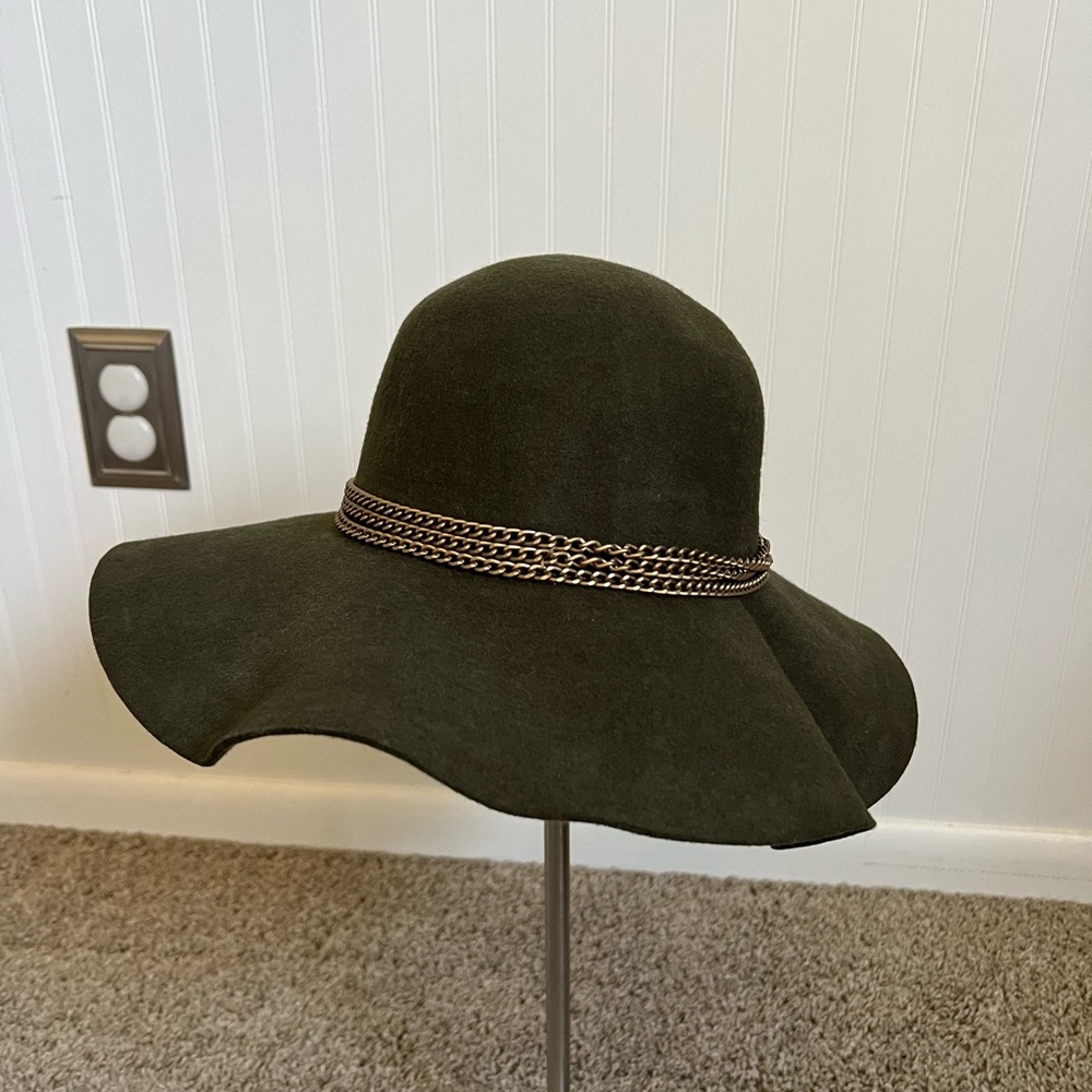 Green velvet hat with gold chain band